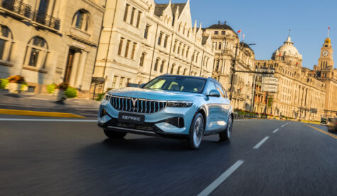 Premium elektro apvidus auto Voyah Free pilsētvidē, skats no priekšas un sāniem