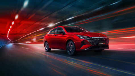 Sarkans sedans Dongfeng Shine brauc pa tuneli