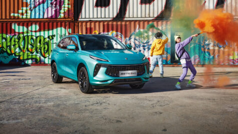 Pilsētas krosovers Dongfeng T5 EVO ar sportisko dizainu, skats no priekšas un sāniem
