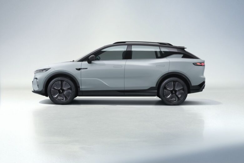 Voyah Courage profils uz neitrāla fona