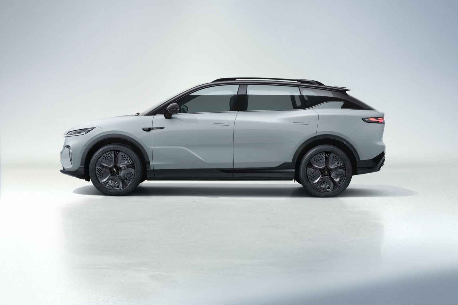 Voyah Courage profils uz neitrāla fona