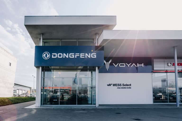 Фасад автосалона WESS Select в Риге с логотипами Dongfeng и Voyah